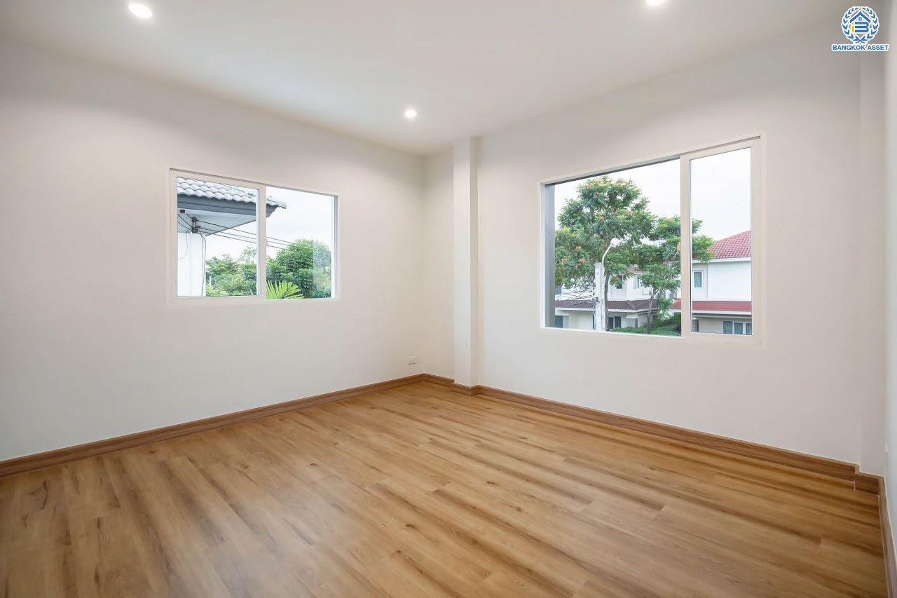 บ้านมือสองตกแต่งใหม่ โครงการ คาซ่าแกรนด์ รัตนาธิเบศร์-ราชพฤกษ์ หลังมุม บ้านเดี่ยวจากแบรนด์ Q.House เนื้อที่ 87.5 ตร.ว. ฟังก์ชัน 3 ห้องนอน 3 ห้องน้ำ จอดรถได้ถึง 4 คัน พร้อม Facilities ครบครัน บนทำเลเดินทางสะดวก ติดถนนราชพฤกษ์ ใกล้เซ็นทรัลเวสต์เกต และรถไฟฟ้าสายสีม่วง "สถานีบางรักใหญ่"